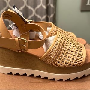 Women’s Universal Thread Memory Foam Sandals Size 9 1/2.